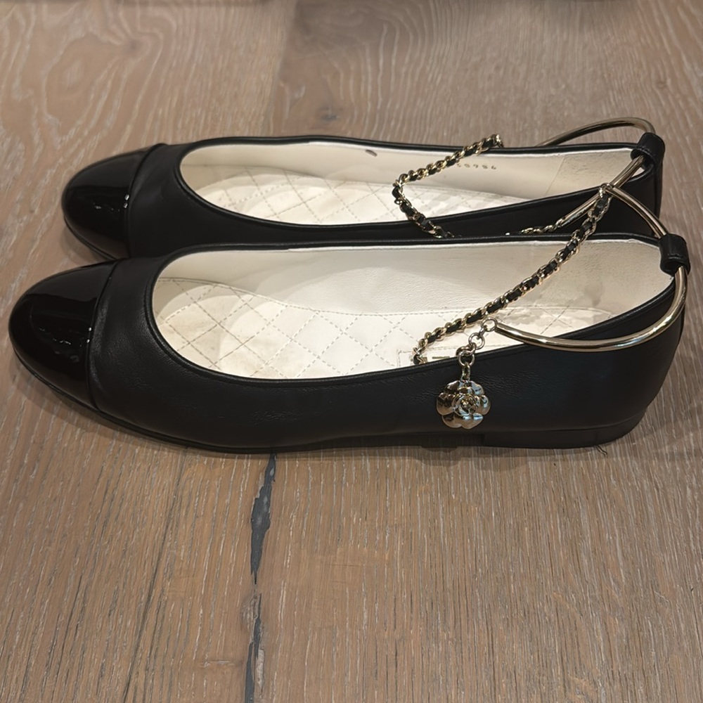 Chanel ballet flares with patent toe and chain and charms around the ankle - Picture 4 of 12